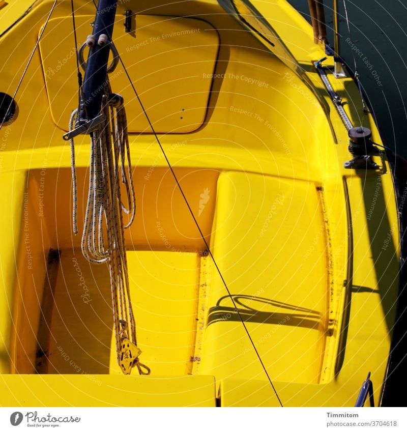 Vorfreude | Ein Tag auf dem See Boot Kunststoff gelb Bodensee Wasser Farbfoto ruhig Außenaufnahme Menschenleer Ferien & Urlaub & Reisen Schifffahrt Seile Hafen