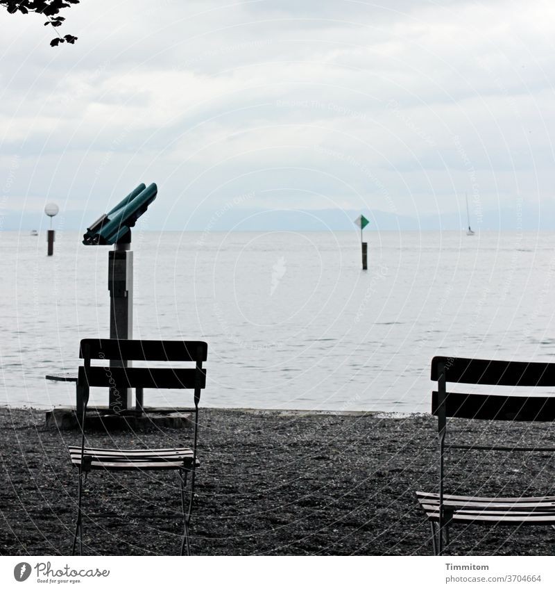 Aussicht, Stühle und andere Hilfsmittel Bodensee Wasser Horizont Himmel Wolken blau weiß Sitzgelegenheit Boot Pfosten Hinweise Splitt Hafen Fernrohr