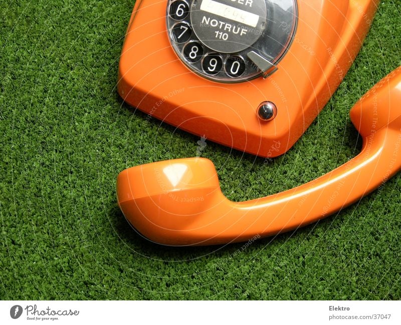 Gras wachsen hören sprechen Notruf Telefon Wählscheibe Telekommunikation Kommunizieren orange grün Verständigung Telefongespräch Telefonhörer Warnsignal