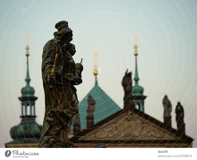 Statue auf der Prager Karlsbrücke Brücke Skulptur König Kaiser Möwe Lachmöwe Kopfbedeckung Kirche Schwache Tiefenschärfe Tschechien Stadt Außenaufnahme