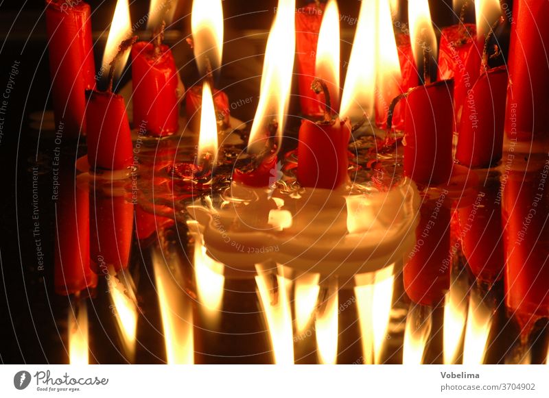 Brennende Kerzen Advent Adventsdekoration Adventskerzen Feuer Kerzenflammen Licht Lichter Weihnachten Weihnachtsdekoration Weihnachtsfest Weihnachtsfreude