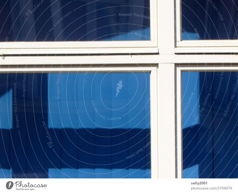 weiß auf blau... Fenster Fensterrahmen Kreuz Jalousie Haus geschlossen zu Lamellenjalousie Schatten Flagge Fensterkreuz Kontrast Detailaufnahme