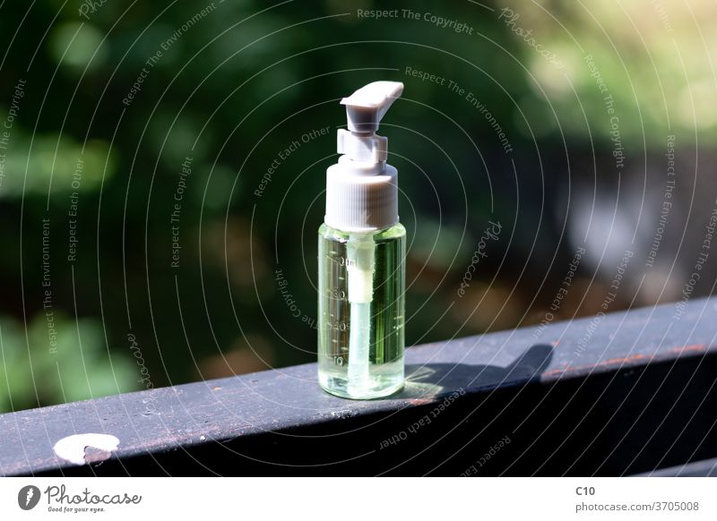 Flasche für Handdesinfektionsmittel auf einer Fensterbank Alkohol Alkohol-Gel Hintergrund Pflege Sauberkeit Nahaufnahme Container Coronavirus Kosmetik covid-19
