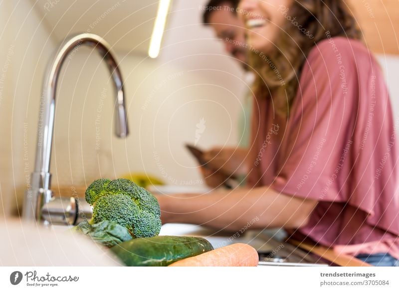 Junges Paar beim köstlichen Mittagessen Lächeln im Innenbereich frei von Grausamkeit Veganer Vegetarier Tablette Heirat Zusammenleben Freund attraktiv Gemüse