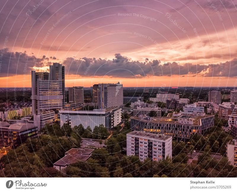 München von oben, ein Drohnenschuss am bunten Abend. Sonnenuntergang Antenne Dröhnen Büro Stadtbild Skyline Morgendämmerung Farben erstaunlich speziell Wolken