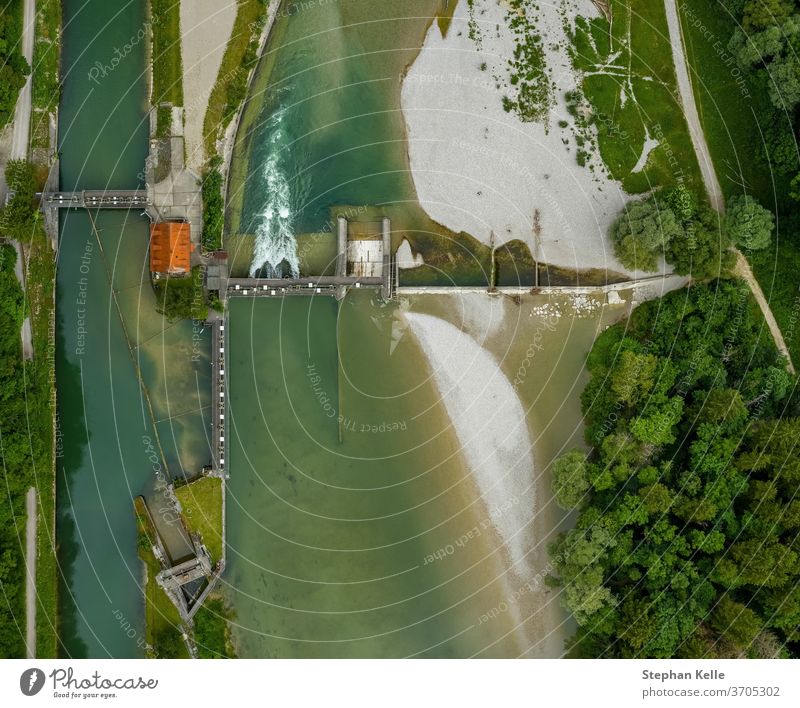 Vertikaler Blick auf die Isar und ein Wehr. Fluss Fischwehr Damm Baum Antenne schön Ansicht Bayern Landschaft Wasser fließen Bewegung reisen Dröhnen
