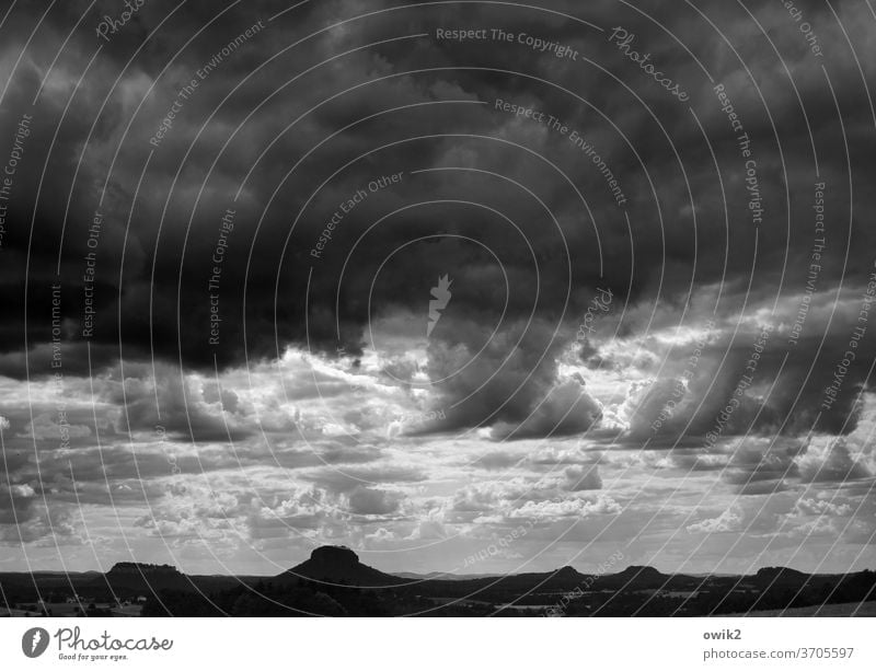 Picklige Landschaft Elbsandsteingebirge Ferne Textfreiraum oben Idylle Außenaufnahme Umwelt Schönes Wetter Natur Tag Panorama (Aussicht) Menschenleer Wolken