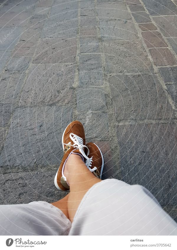 Füße am Boden Mensch Beine Schuhe Pflaster Innenstadt Altstadt Pause sitzen Frau Straße Damenschuhe