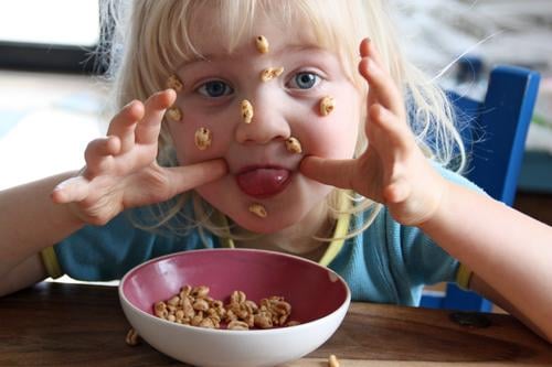 Antiautoritäre Frühstücksszene Lebensfreude frech freigeist Gute Laune herzerfrischend Kindheit Zunge rausstrecken zunge zeigen Müsli unangepaßt kindlich