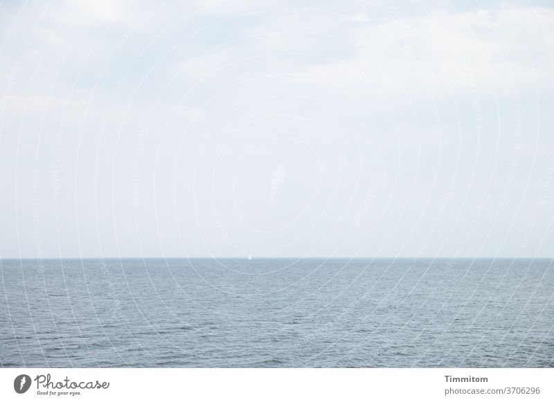 Viel Ostsee und Himmel und die Andeutung eines Segelboots Wolken Wasser Horizont Wellen Menschenleer Meer Ferien & Urlaub & Reisen blau weiß Ruhe Entspannung