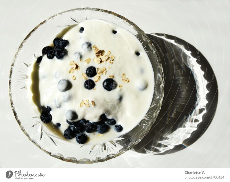 Luxusfrühstück | Müsli in Kristallschale von oben Schalen & Schüsseln Frühstück Vitamin Innenaufnahme Blaubeeren Joghurt Vegetarische Ernährung Beeren