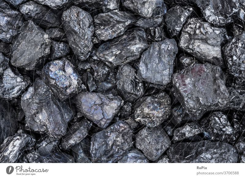Hintergrund von Steinkohle in einem Bergwerk. Kiesel Kieselsteine gravel Textur Struktur blau Steine monochrom bunt Meer Mineral Mineralien Natur Mediation