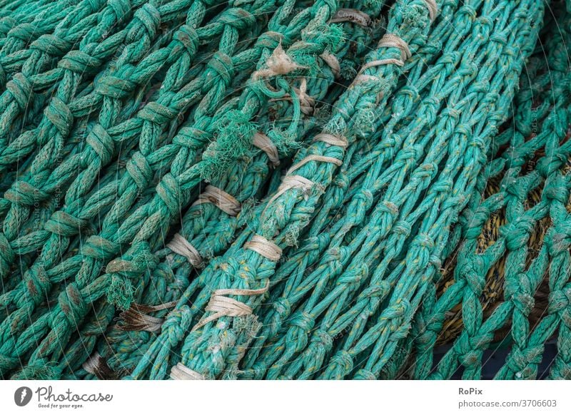 Detail eines Schleppnetzes auf einem Pier. Fischernetz Netz fishnet Fischerei Gewebe Gewerk Gewirr Seil Strick rope Maschen See Meer Hochsee Hochseefischer