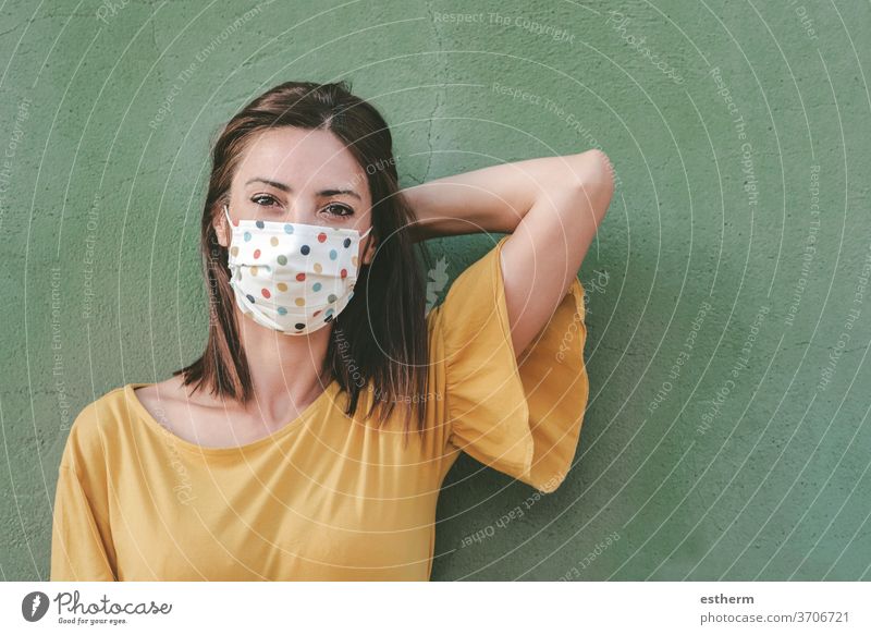 Junge Frau mit medizinischer Maske Coronavirus Virus medizinische Maske Seuche Pandemie Quarantäne Spaß lustig covid-19 Symptom Medizin Gesundheit schön elegant