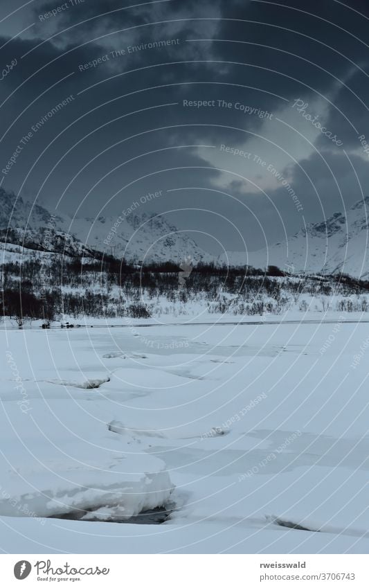 Eingefrorene Bucht von Vestpolltjonna. Im Hintergrund das Lilandstinden-Geitgallien-Durmalsfjellet. Austvagoya-Insel-Nordland-Fylke-Norwegen. 0102 eisig