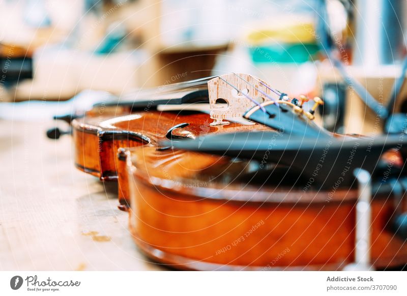 Glänzende Geige auf dem Tisch im Geschäft Werkstatt Laden modern Inszenierung glänzend Instrument hell Melodie Klang Zeitgenosse Design kreativ Kunst Stil