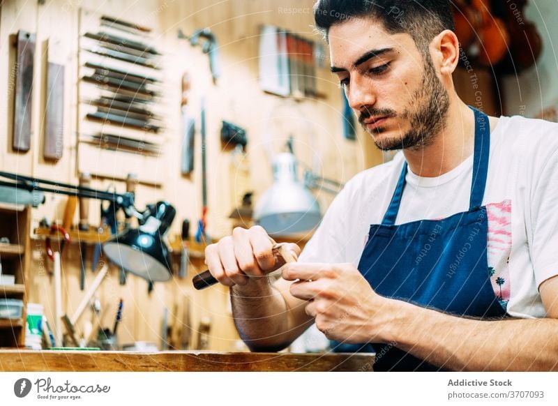 Instrumentenbauer bei der Arbeit mit Haar für Bogen Zupfinstrumentenmacher Kunsthandwerker Werkzeug Reparatur Kunstgewerbler wiederherstellen Werkstatt Handwerk
