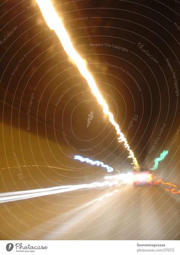 Gegenverkehr Tunnel Licht Verkehr Autofahrt. Dunkel Lichterscheinung
