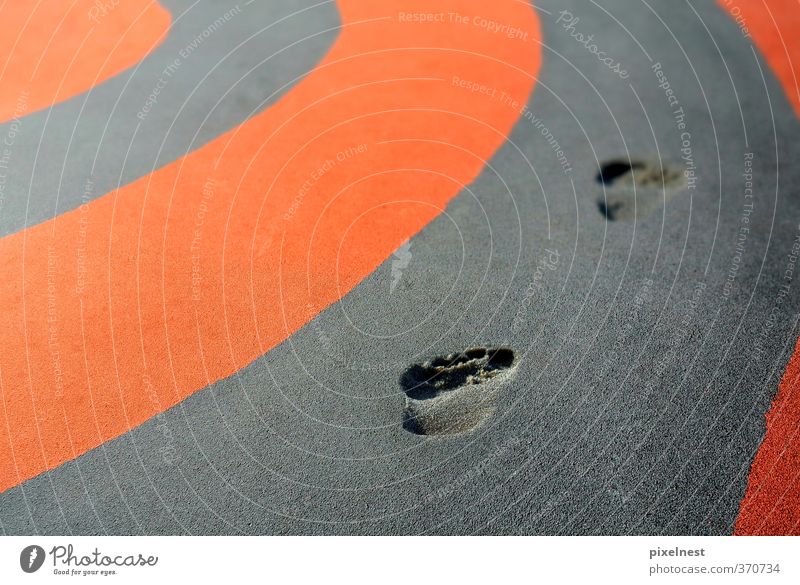 Spuren in der Spur sportlich Sport Leichtathletik Rennbahn Sand Fußspur Streifen gehen laufen rennen nachhaltig orange rot schwarz authentisch Bewegung Abdruck