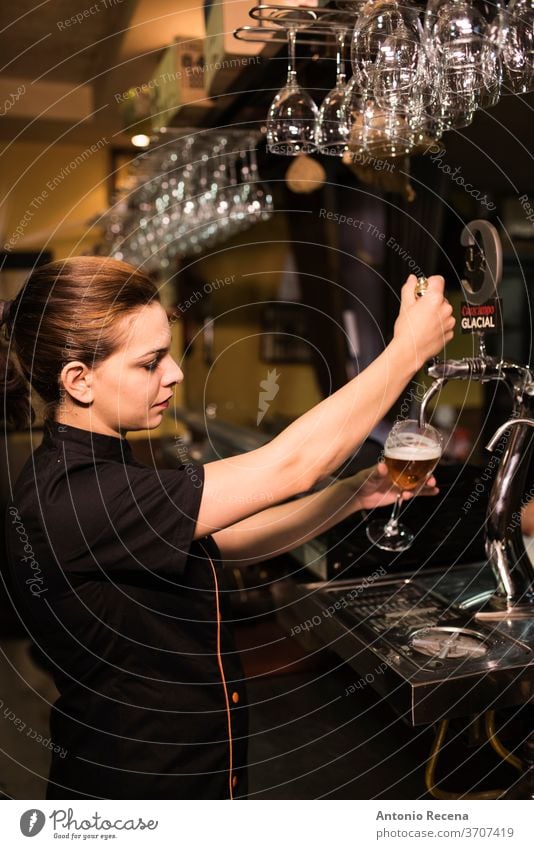 Kellnerin zapft Zapfhahn-Bier in einer Bar Pub Frau Gewindebohren 30-35 Jahre Erwachsene Alkohol Andalusia Barkeeper Glas Kaukasier Farbe Bild Gerichte trinken