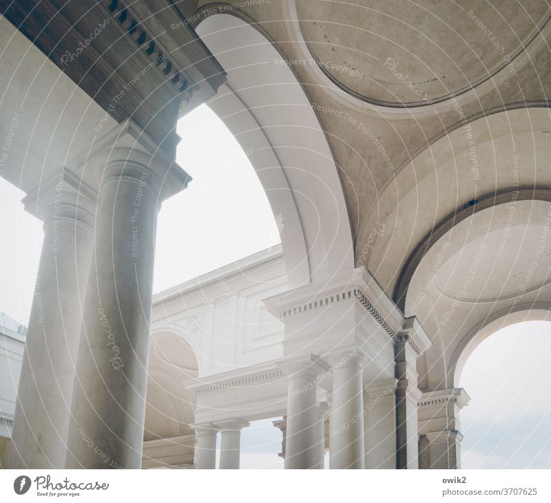 Hohes Portal historisch Farbfoto Außenaufnahme Durchgang Bogen Tor Textfreiraum Mitte Strukturen & Formen Detailaufnahme Durchblick vornehm Macht Säulen