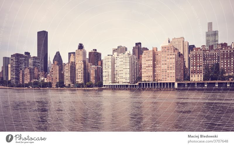 Altmodisch getöntes Bild der New Yorker East-Side-Hafenfront, USA. Wolkenkratzer Großstadt New York State panoramisch Skyline retro gefiltert Gebäude Stadtbild