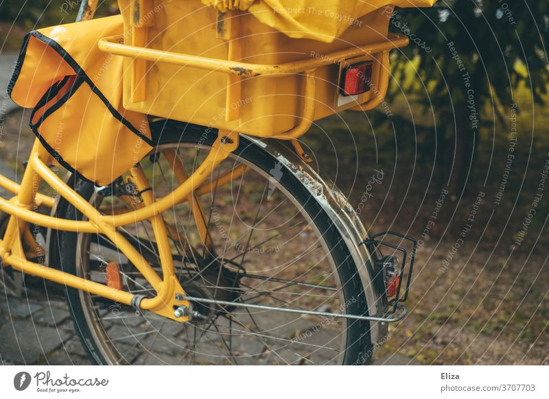 Ein gelbes Postfahrrad Fahrrad Briefträger Postzustellung Deutsche Post