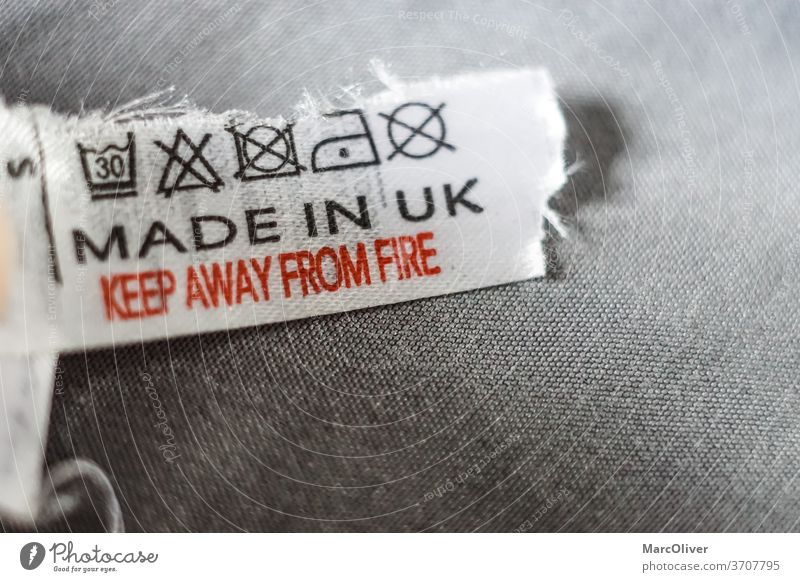 Hergestellt in Großbritannien hergestellt in Großbritannien vom Feuer fernhalten gemacht Hemden-Etikett Kleidungsetikett Zeichen Text Briefe Warnhinweis