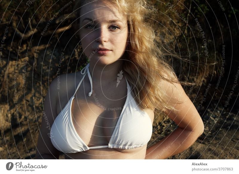 Portrait einer jungen, blonden Frau vor der Steilküste an der Ostsee junge Frau Mädchen 18-20 Jahre schlank schön lockig sinnlich natürlich grüne Augen