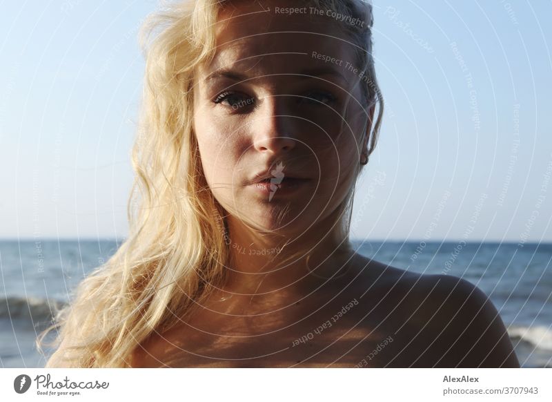 Portrait einer jungen, blonden Frau vor der Ostsee junge Frau Mädchen 18-20 Jahre schlank schön lockig sinnlich natürlich grüne Augen lange Haare langhaarig
