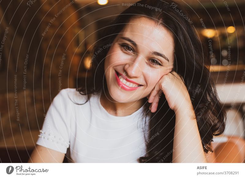 Porträt eines schönen fröhlichen Mädchens in einem Café, das Sie anschaut jung Frau Glück Lächeln Person Freude Bar Menschen zahnfarben Gesicht abschließen