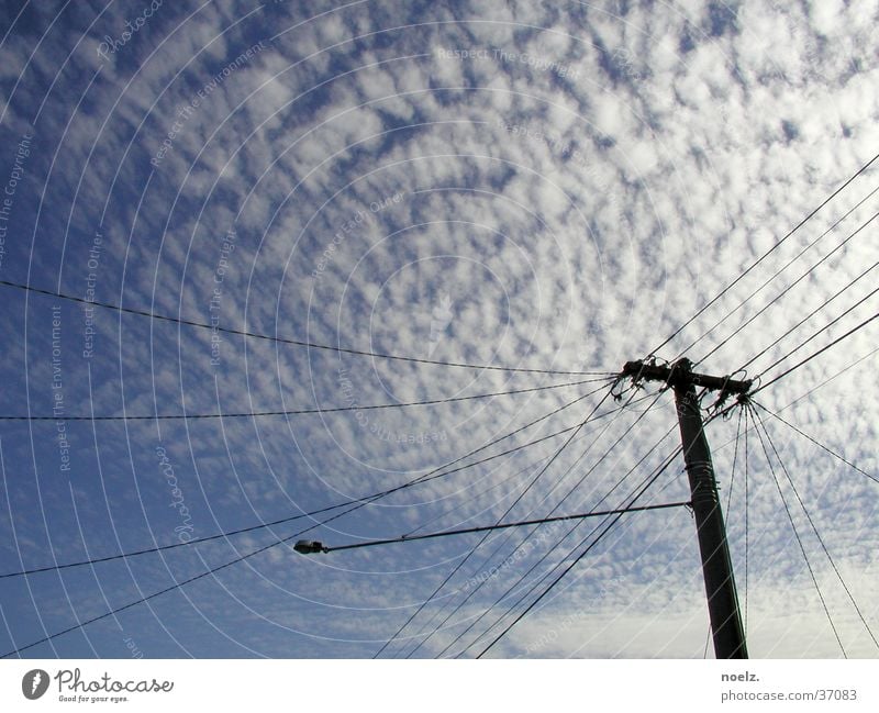HIMMEL | STROMMAST Wolken Strommast Australien Melbourne Himmel Wattewolken blau Kabel