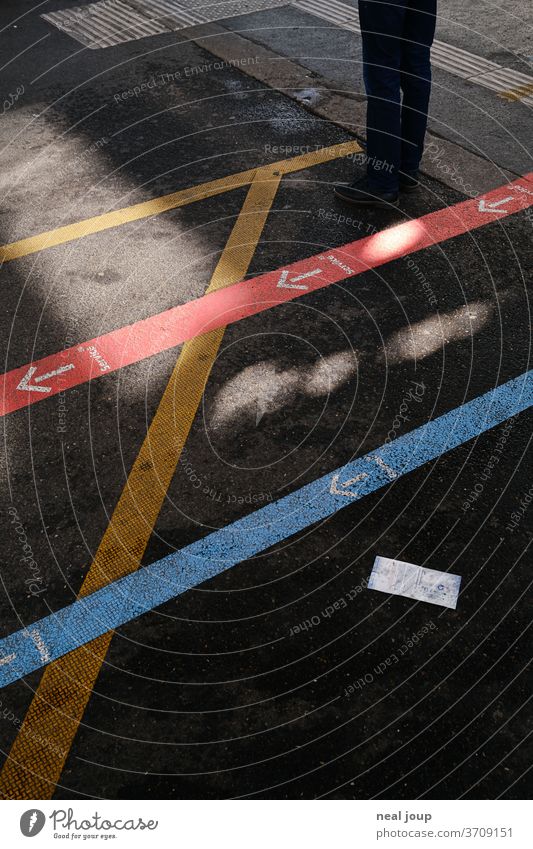 Wegeleitsystem am Bahnhof, floor graphics Orientierung Markierungen Schilder & Markierungen Information Wegweiser Wege & Pfade Fußboden Pfeil Labyrinth