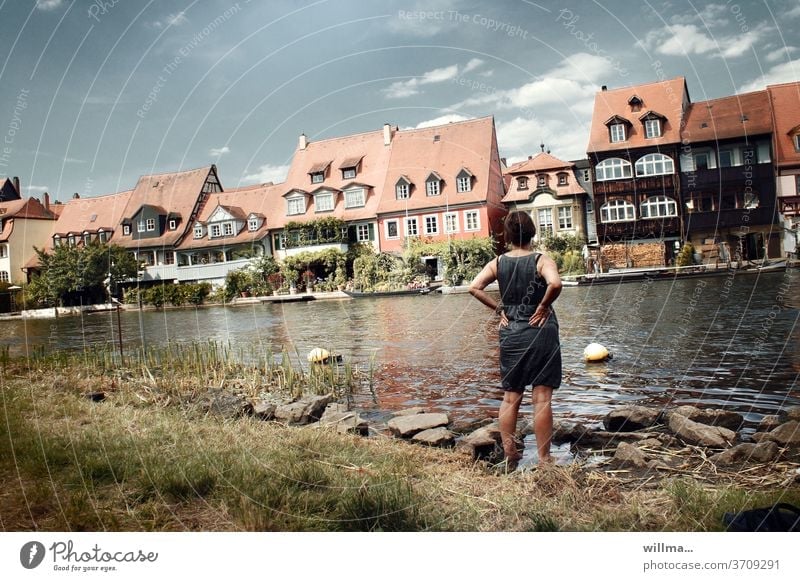 Urlaub in Klein-Venedig Bamberg Altstadt Regnitz Fluss Frau Flussufer Sommer Häuserzeile