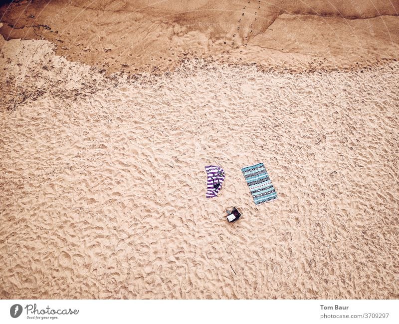 Zwei Badetücher am Strand aus der Vogelperspektive strand sand spuren im sand einsam Drohnenansicht Drohnenaufnahme Sand Spuren Küste Barfuß