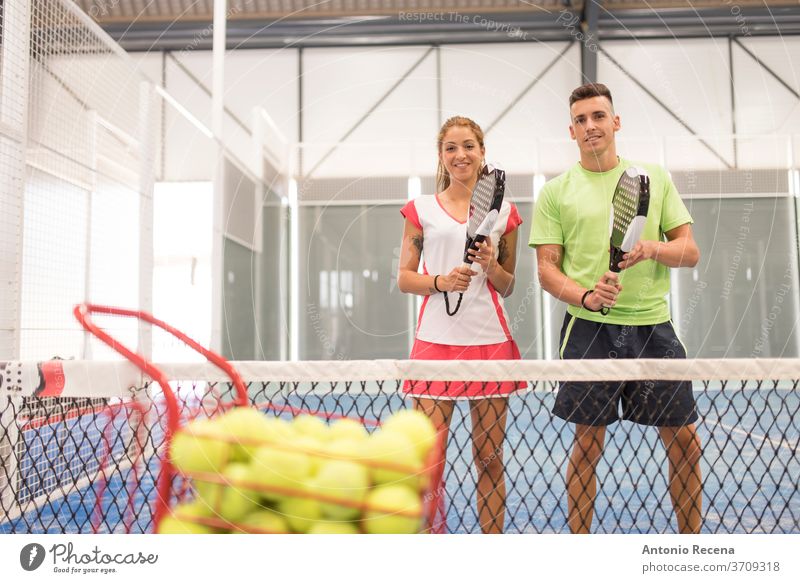 Paar spielt Paddle-Tennis auf blauem Platz Paddeltennis Padel Sport Erholung Klasse Gericht Mann Frau Frauen Männer Lebensstile Training Schuss Netz Ball