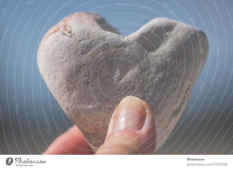 Ein Herz aus Stein in der Hand halten Liebe Makroaufnahme Nahaufnahme Gefühle Farbfoto Verliebtheit steinherz Menschenleer Außenaufnahme Glück herzförmig
