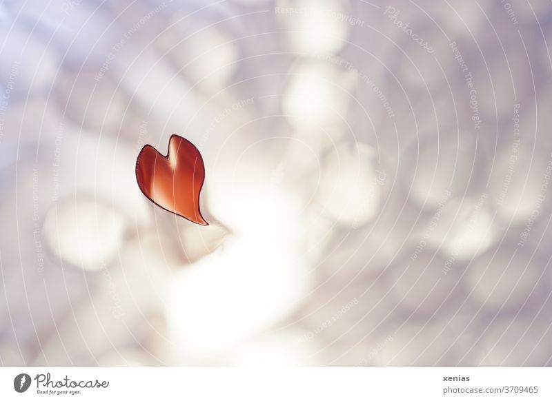 Ein rotes digitales Herz sticht aus der weissen Masse hervor weiß herzförmig herzlich Herz-/Kreislauf-System hell Medizin Design Detailaufnahme Zeichen Liebe