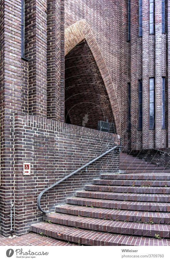 Eine Treppe führt zum schönen Portal der Kirche Stufen Eingang Backstein behindertengerecht barrierefrei Hindernis Umweg Expressionismus Berlin