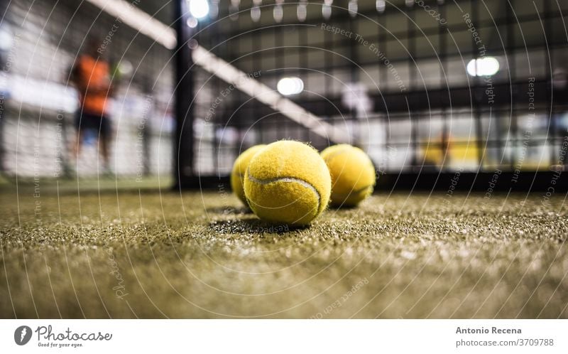 Paddle-Tennisbälle auf dem Platz Paddeltennis Padel Sport Spiel Turnier Mann verschwommen im Innenbereich Zäune Objekte Ball Tennisball Erholung Freizeit
