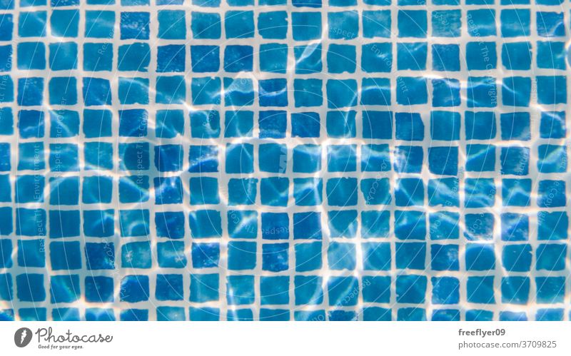 Textur von Schwimmbadfliesen unter Wasser Kacheln blau Pool schwimmen Baden Ertrinken unten winken kräuselte unbegrenzt Hintergrund Salzwasser Sonnenlicht