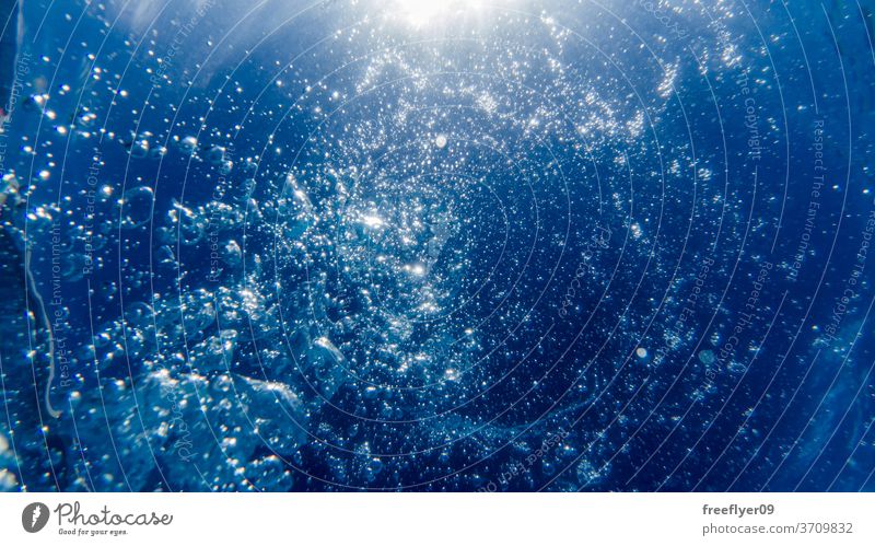 Blick vom Unterwasser mit Blasen und der Sonne unter Wasser blau Schwimmbad Pool schwimmen Ertrinken unten Textur winken kräuselte unbegrenzt Hintergrund