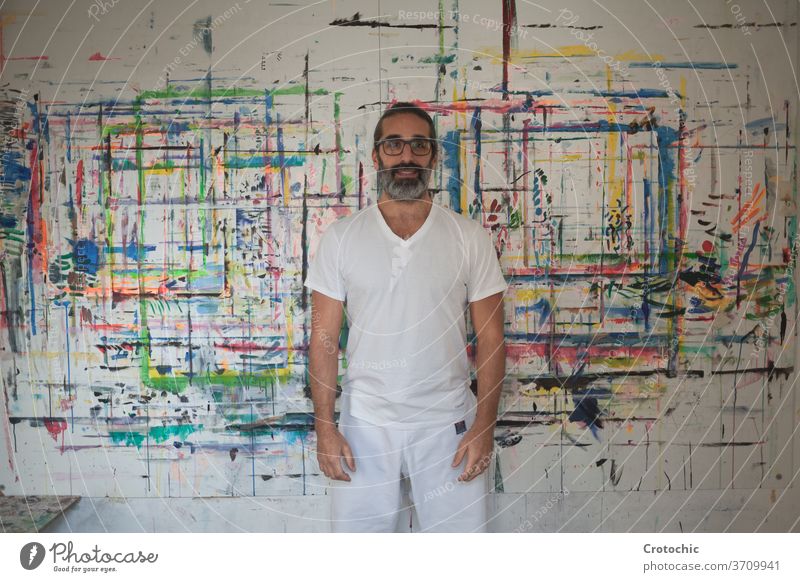 Mann in Weiß gekleidet vor einem Bild stehend Künstler Kreativität Individualität im Innenbereich Pinselblume Fotografie Fähigkeit Stehen Kunst Porträt