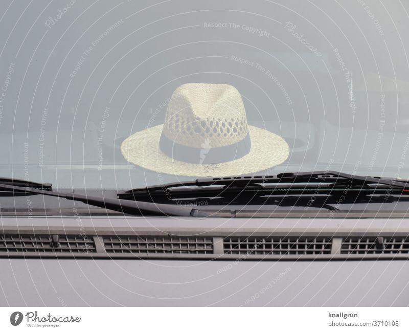 Ein Borsalino auf der Frontablage eines PKW liegend Hut Kopfbedeckung Mode Stil Bekleidung Accessoire Design schön elegant Fedora Borsalino-Hut Lifestyle Mensch