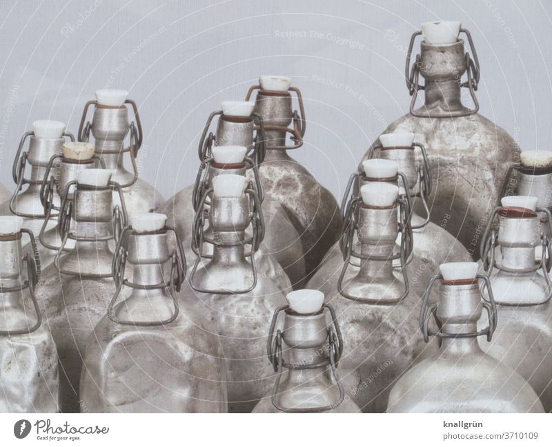 Mehrere alte Aluminiumflaschen mit Bügelverschluss Flasche Metall silber Behälter u. Gefäße Reflexion & Spiegelung Schatten Licht und Schatten Metallbügel