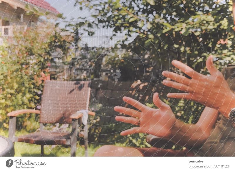 give me 10 Mann Stuhl Sommer zeigen Garten Detailaufnahme Hände zehn Finger Nahaufnahme gestikulieren Mensch