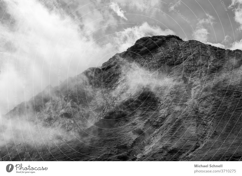 Bergmassiv in Tirol (Östereich), nahe Tannheimer Tal Alpen Berge u. Gebirge Wolken Nebel Außenaufnahme Natur
