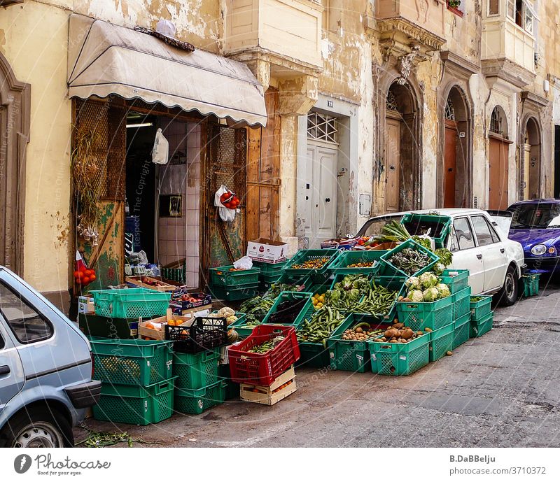 Der Gemüsehändler in Valletta (Malta) nutzt alles um seine Ware zu präsentieren. Valetta Altstadt frisch Ernährung Lebensmittel Straßenszene Markt Marktstand
