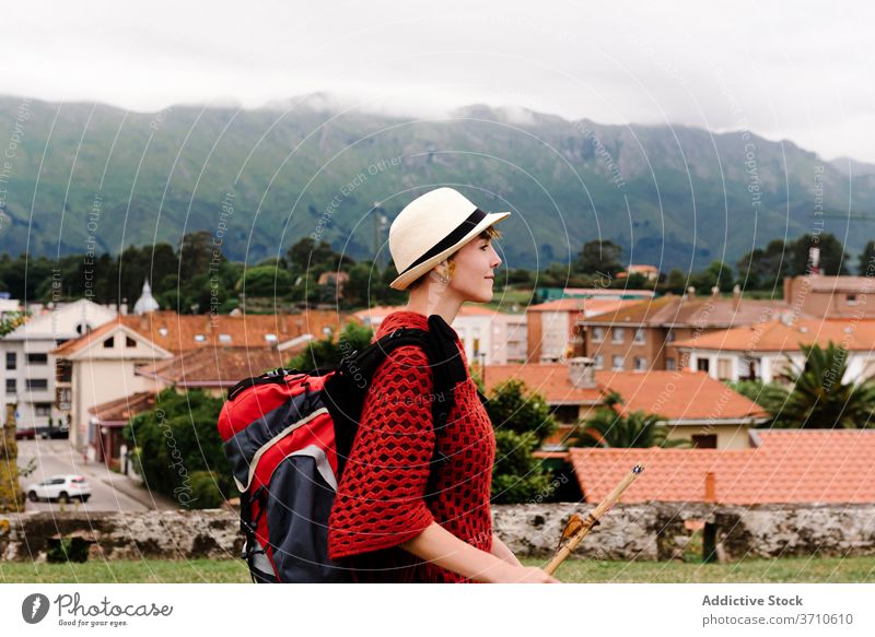 Reisende Frau mit Rucksack stehend in der Nähe der alten Stadt Pilgerfahrt Wanderung reisen Spanien Aktivität Architektur Berge u. Gebirge camino de santiago