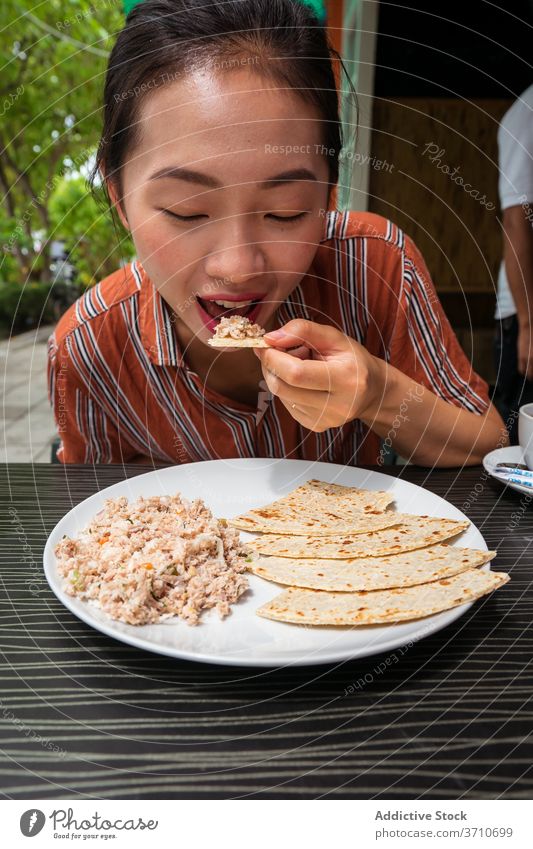 Asiatische Frau isst Mas Huni im Café essen Tradition Speise Frühstück genießen Morgen lecker asiatisch ethnisch Chapati Brot Tisch Restaurant geschmackvoll